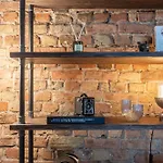 Industrial Style 2bd In Centre *