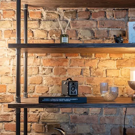 Industrial Style 2bd In Centre *